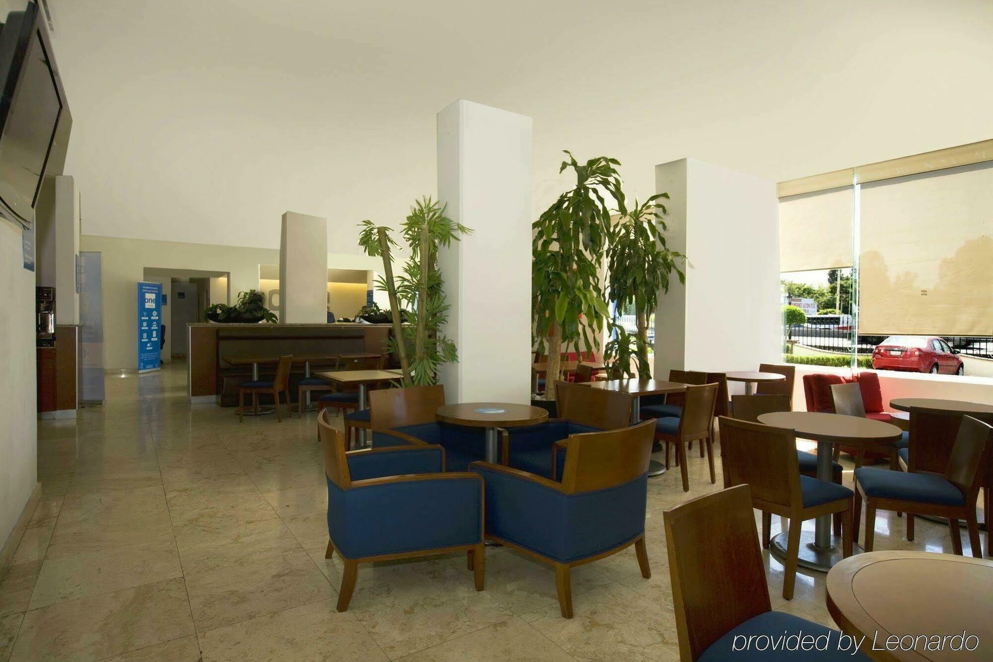 Hotel One Queretaro Plaza Galerias Restaurace fotografie